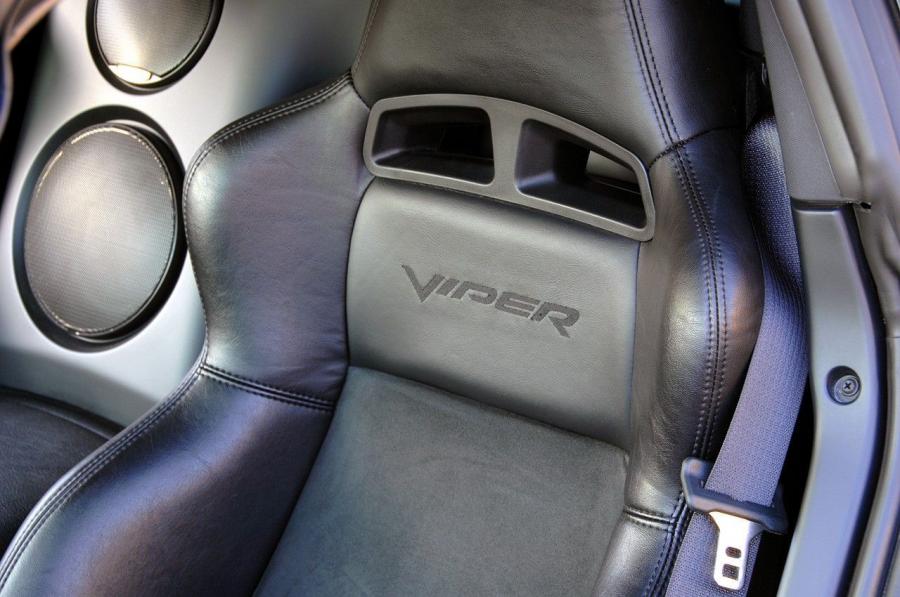 Детали интерьера Dodge Viper SRT10 ACR 2008 года  (фото 19 из 86)